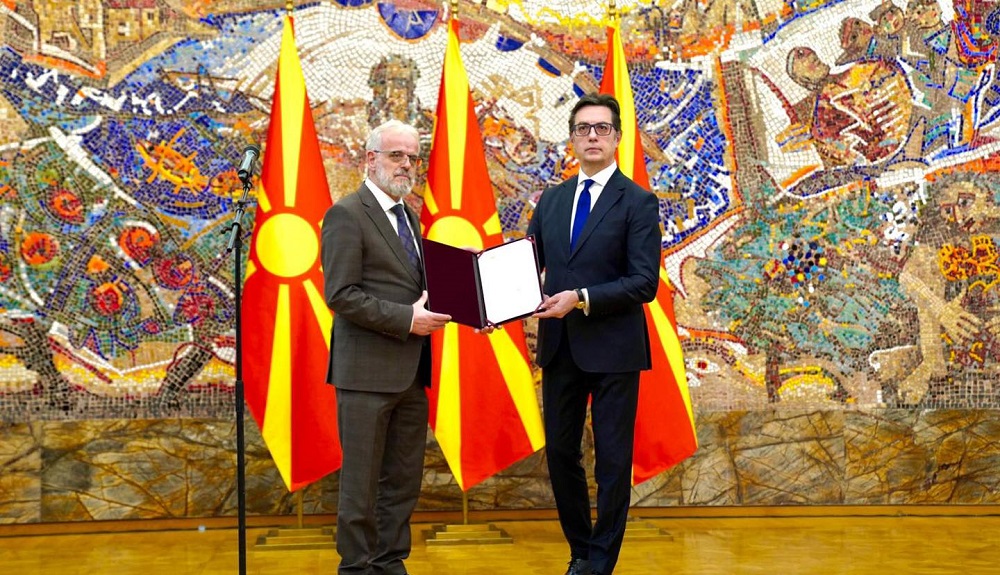 Maqedonia e Veriut me kryeminister shqiptar, Talat Xhaferi pranon mandatin